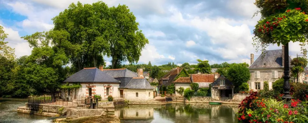 Azay-le-Rideau au bord de l'eau. Restaurants à proximité