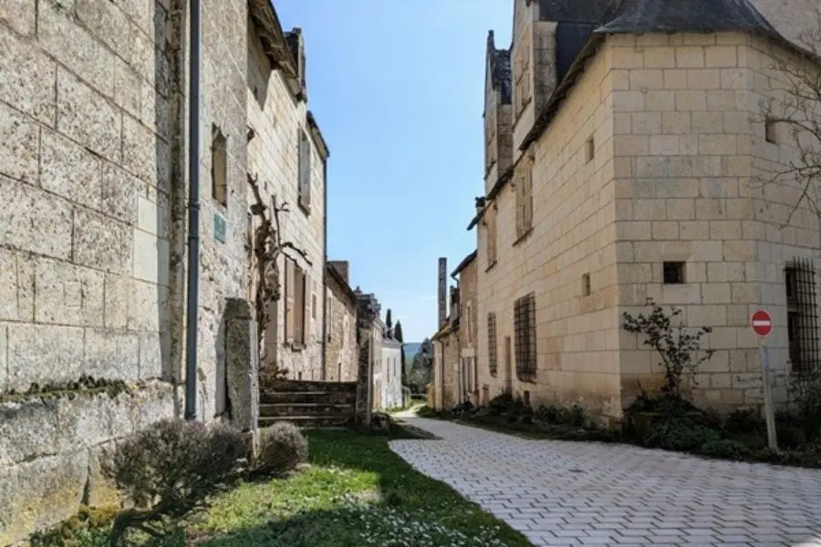 Rue typique du village de Crissay-sur-Manse, classé parmi les plus beaux villages de Touraine