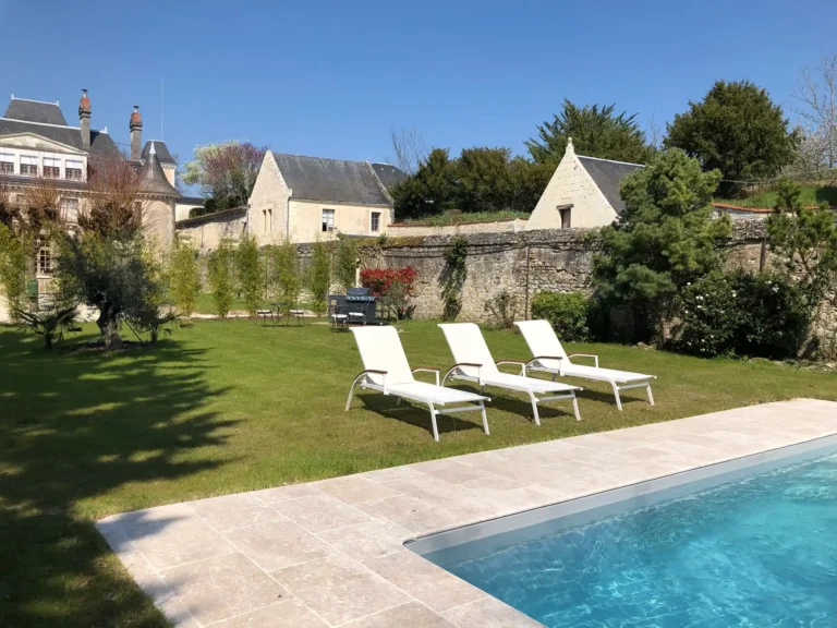 Piscine extérieure des gîtes de luxe à Azay-le-Rideau au Domaine du Plessis Gallu