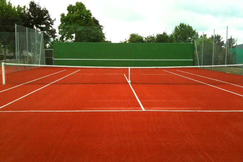 Court de tennis en terre battue au Domaine Plessis Gallu à Azay-le-Rideau