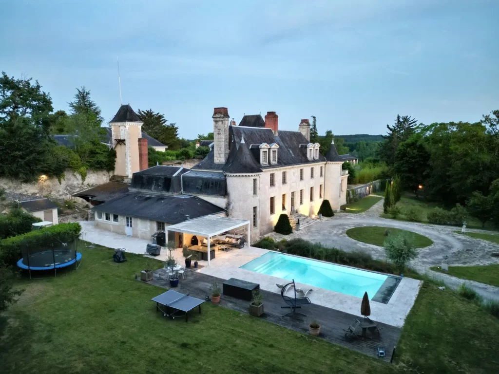Vue aérienne du château du Domaine Plessis Gallu et de la piscine à Azay-le-Rideau