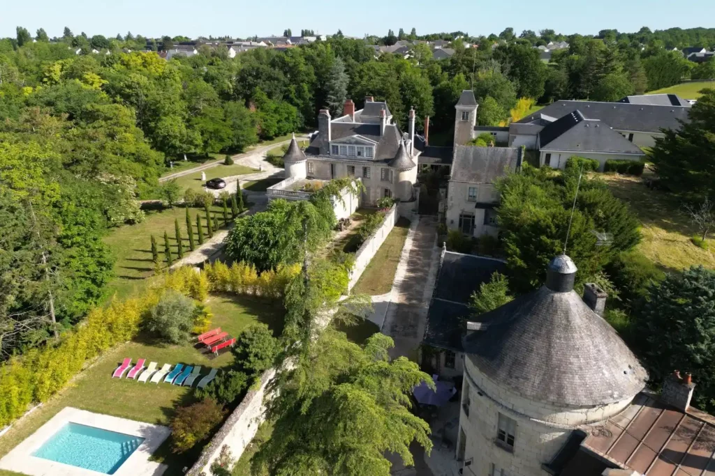 Vue aérienne du Domaine Plessis Gallu à Azay-le-Rideau avec gîtes 5 étoiles, parc arboré et piscine