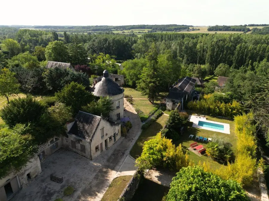 Vue aérienne des gîtes du Domaine Plessis Gallu avec piscine à 700 m du château d'Azay-le-Rideau