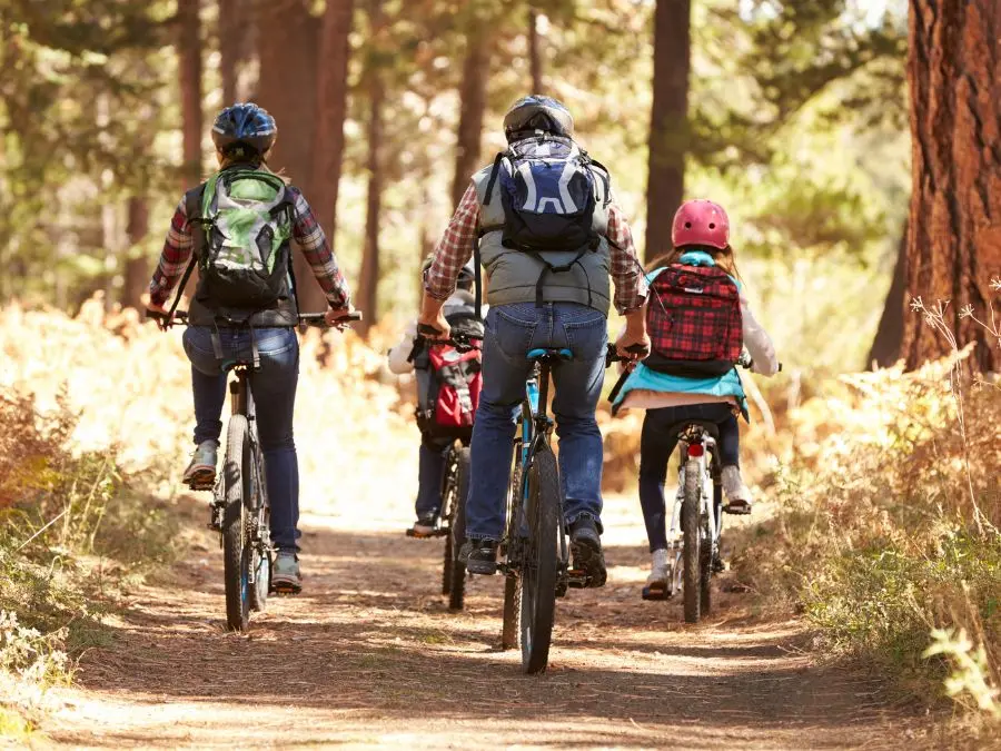 Famille à vélo sur un sentier en Touraine lors d’un séjour près d’Azay-le-Rideau