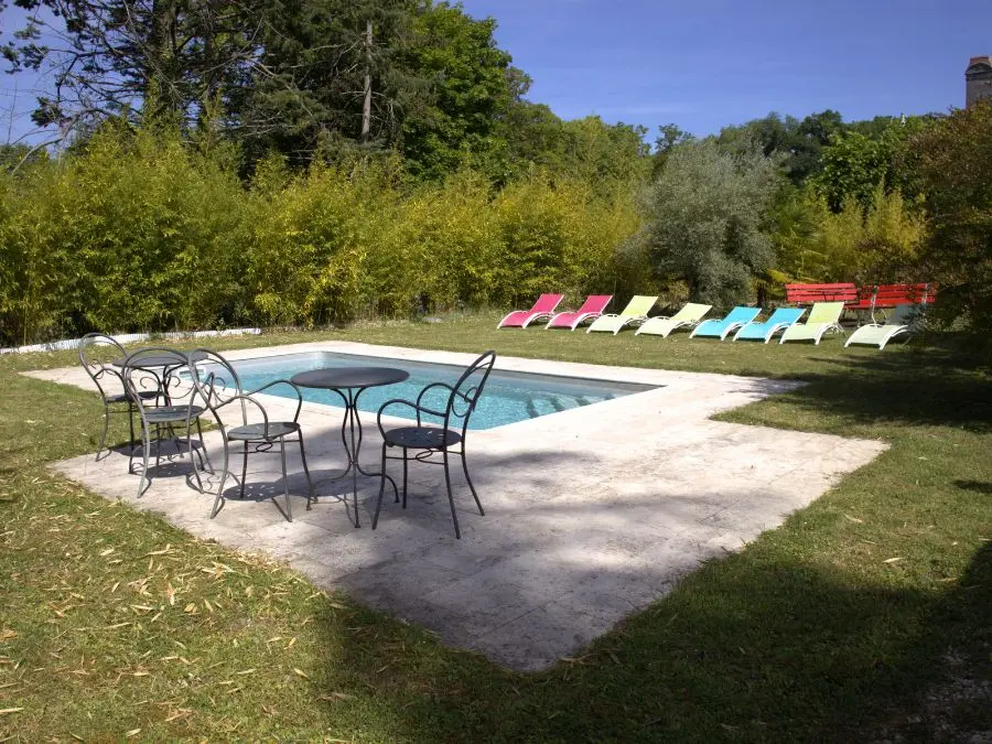 Piscine extérieure du Domaine Plessis Gallu au cœur d’un parc arboré en Touraine